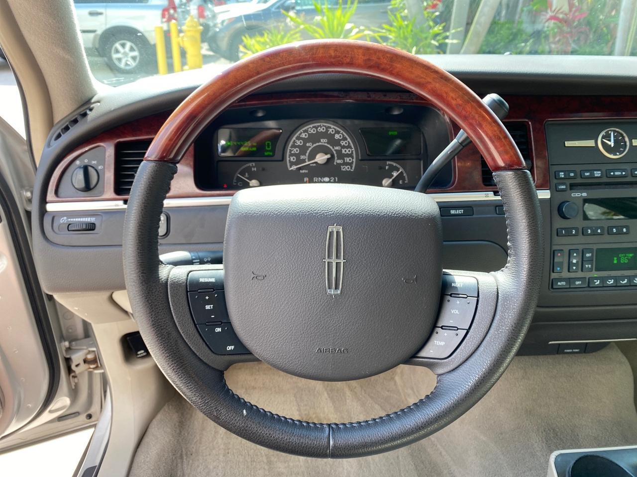 2005 Lincoln Town Car Signature Limited LOW MILES 84,448 Pompano Beach FL