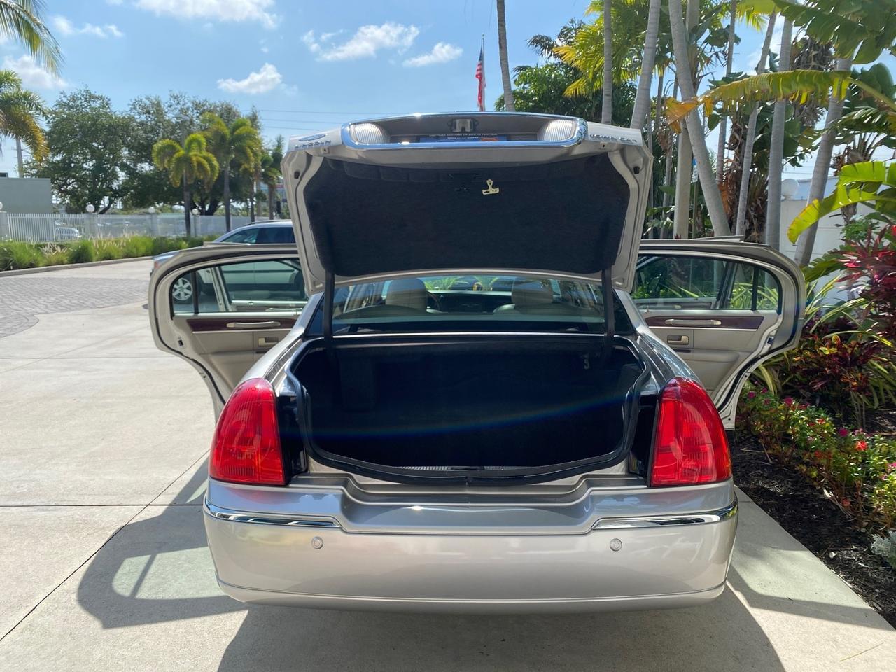 2005 Lincoln Town Car Signature Limited LOW MILES 84,448 Pompano Beach FL