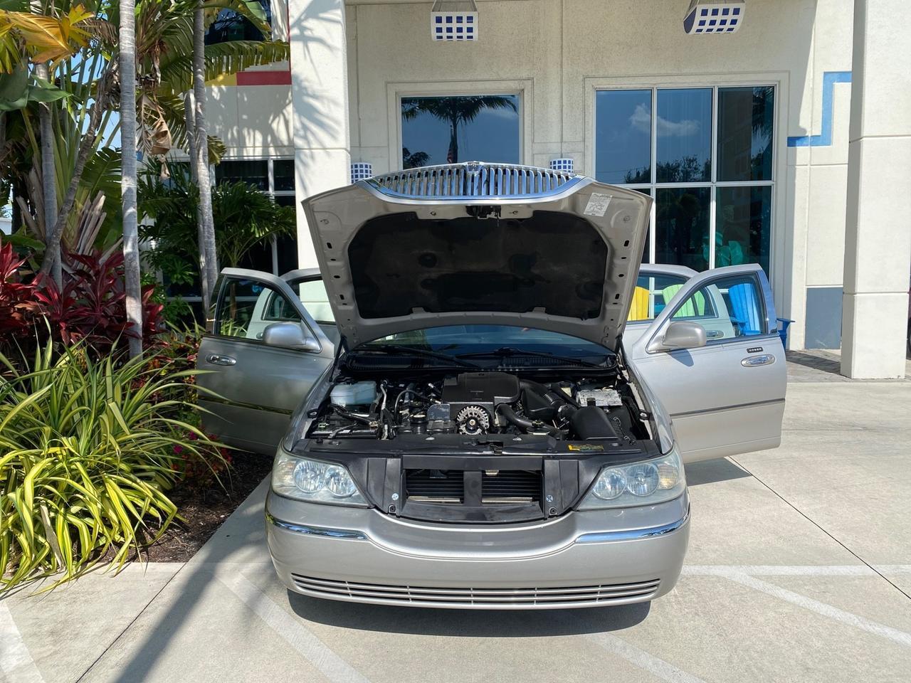 2005 Lincoln Town Car Signature Limited LOW MILES 84,448 Pompano Beach FL