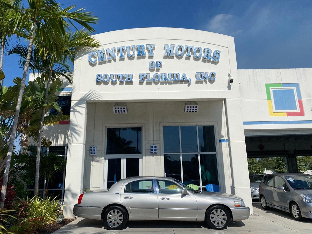 2005 Lincoln Town Car Signature Limited LOW MILES 84,448