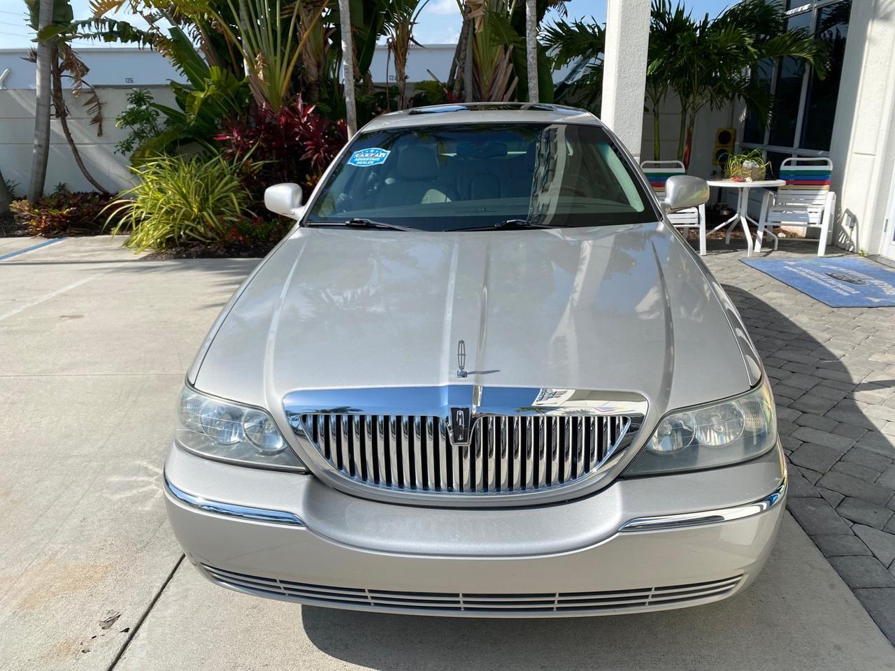 2005 Lincoln Town Car Signature Limited LOW MILES 84,448