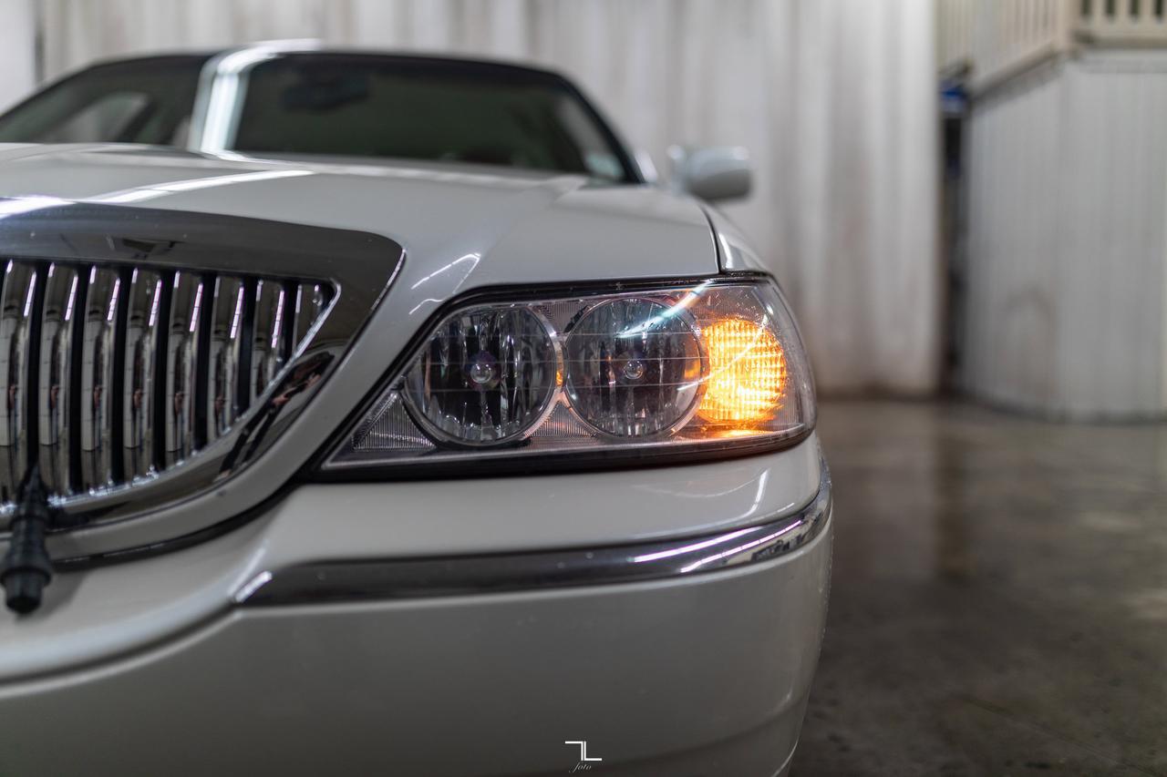 2005 Lincoln Town Car Signature Limited Leather Heated Seats Red Deer AB