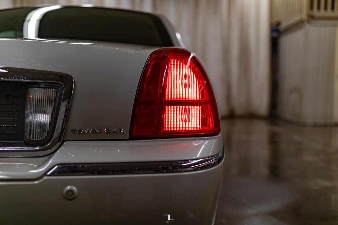 2005 Lincoln Town Car Signature Limited Leather Heated Seats Red Deer AB