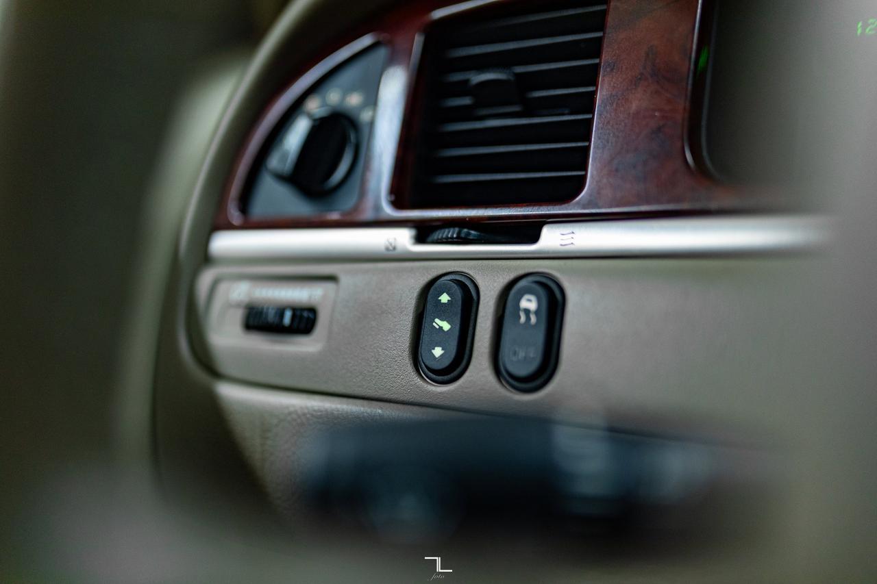 2005 Lincoln Town Car Signature Limited Leather Heated Seats Red Deer AB