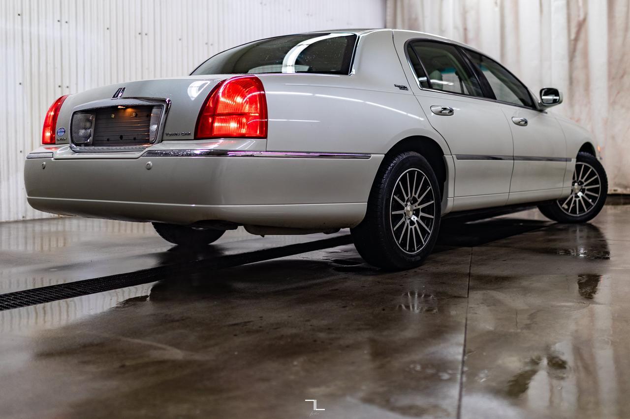 2005 Lincoln Town Car Signature Limited Leather Heated Seats Red Deer AB