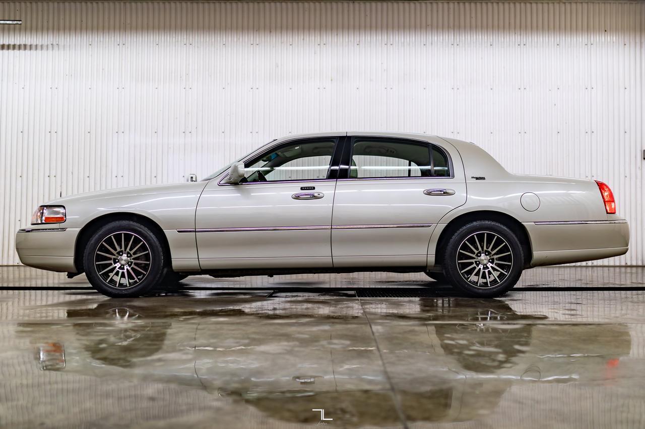 2005 Lincoln Town Car Signature Limited Leather Heated Seats Red Deer AB