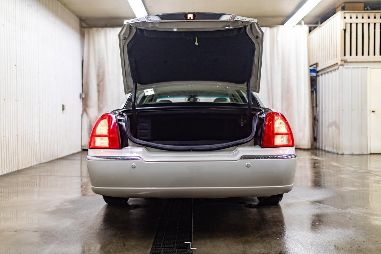 2005 Lincoln Town Car Signature Limited Leather Heated Seats Red Deer AB