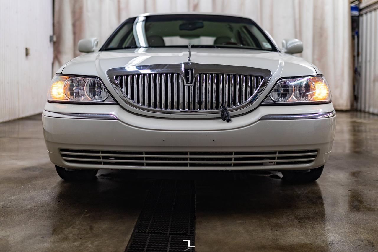 2005 Lincoln Town Car Signature Limited Leather Heated Seats Red Deer AB