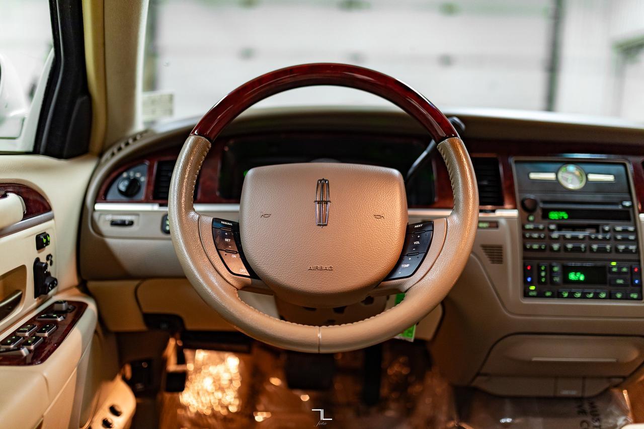 2005 Lincoln Town Car Signature Limited Leather Heated Seats Red Deer AB