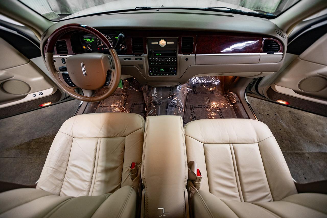 2005 Lincoln Town Car Signature Limited Leather Heated Seats Red Deer AB