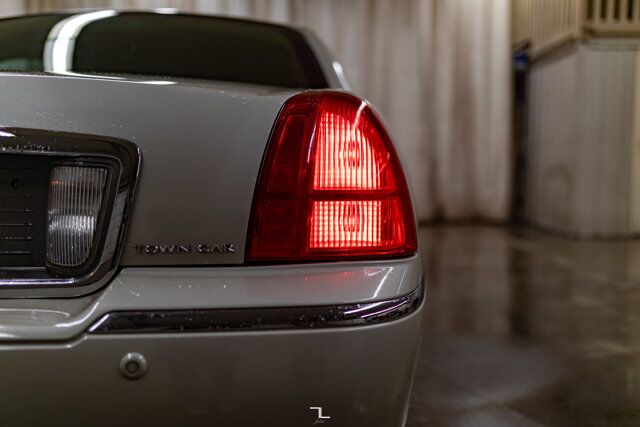 2005 Lincoln Town Car Signature Limited Leather Heated Seats Red Deer AB