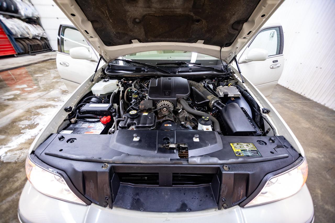 2005 Lincoln Town Car Signature Limited Leather Heated Seats Red Deer AB