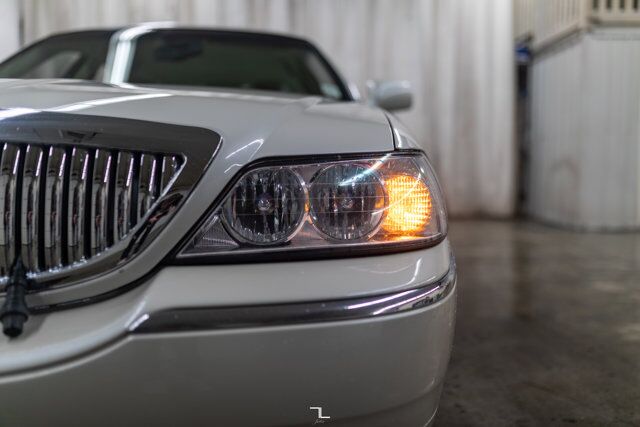 2005 Lincoln Town Car Signature Limited Leather Heated Seats Red Deer AB