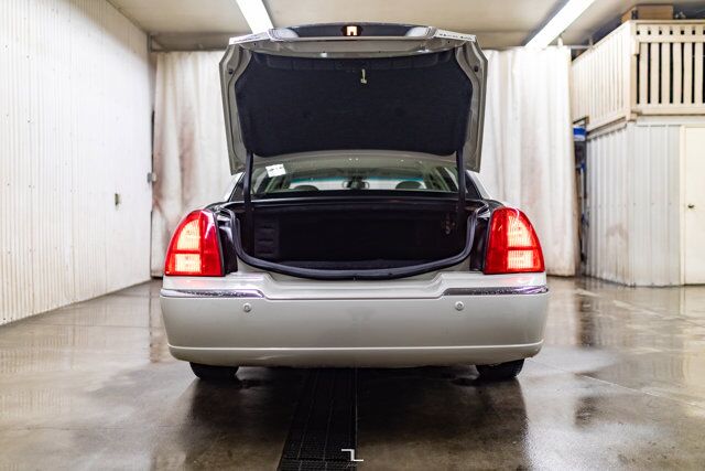 2005 Lincoln Town Car Signature Limited Leather Heated Seats Red Deer AB