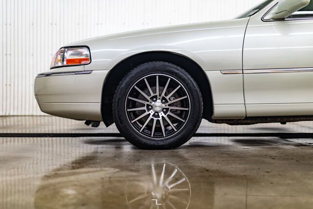 2005 Lincoln Town Car Signature Limited Leather Heated Seats Red Deer AB