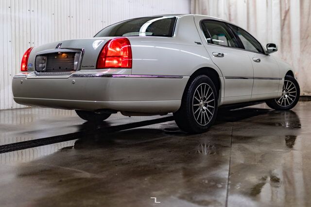 2005 Lincoln Town Car Signature Limited Leather Heated Seats Red Deer AB