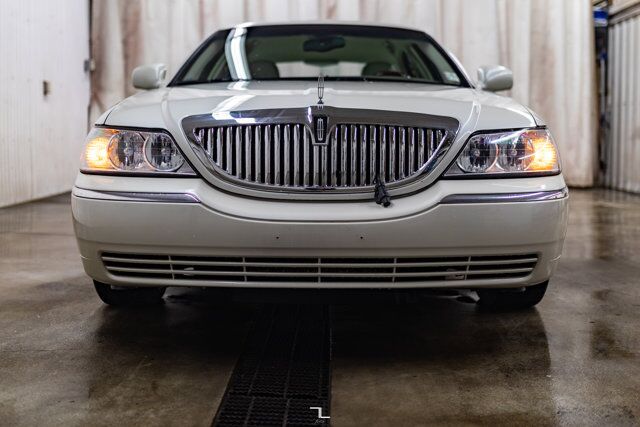2005 Lincoln Town Car Signature Limited Leather Heated Seats Red Deer AB