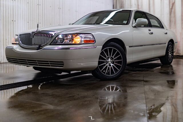 2005 Lincoln Town Car Signature Limited Leather Heated Seats Red Deer AB