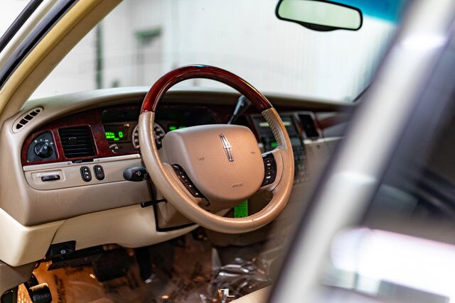 2005 Lincoln Town Car Signature Limited Leather Heated Seats Red Deer AB