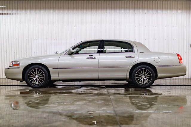 2005 Lincoln Town Car Signature Limited Leather Heated Seats Red Deer AB