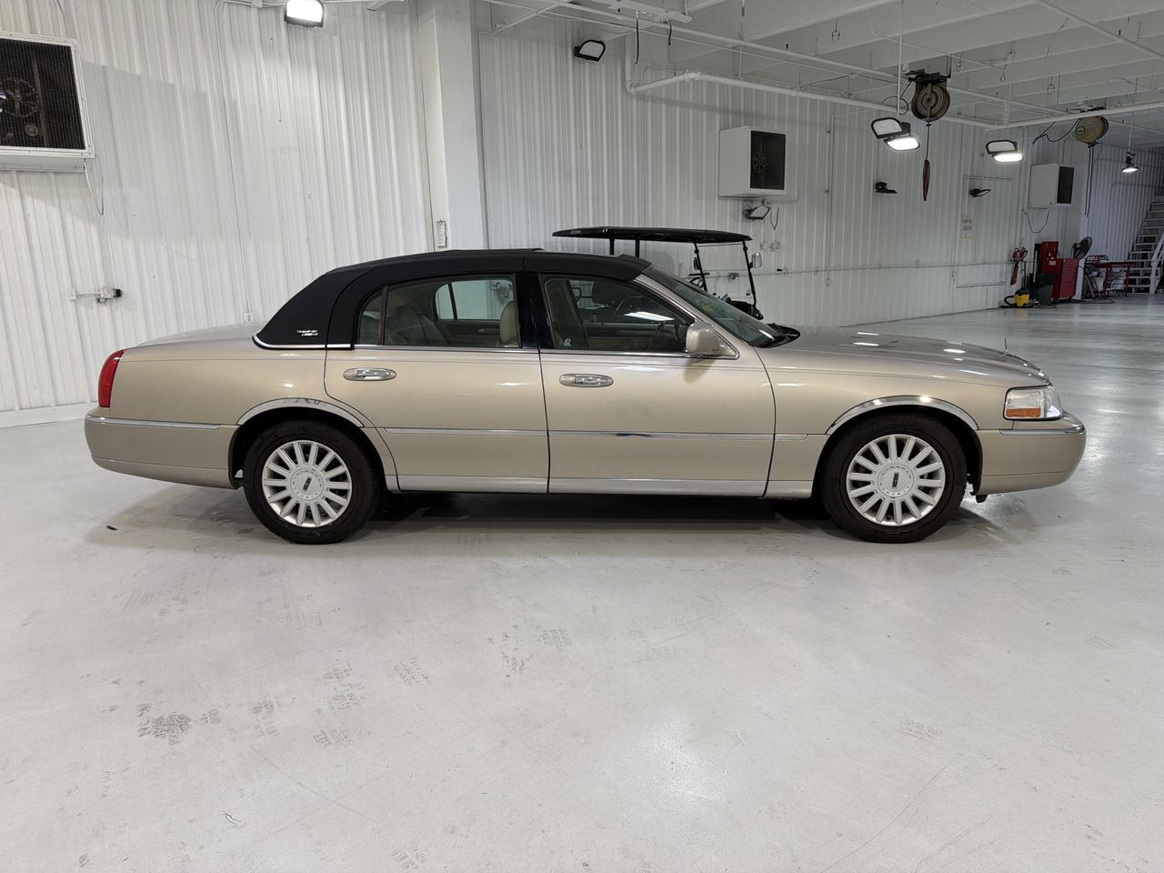 2005 Lincoln Town Car Signature Limited San Antonio TX