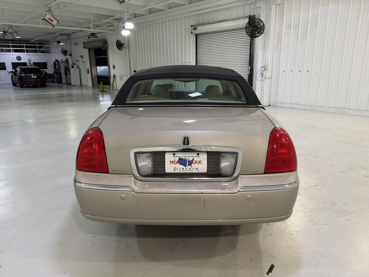 2005 Lincoln Town Car Signature Limited San Antonio TX
