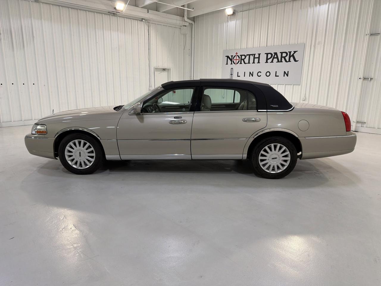 2005 Lincoln Town Car Signature Limited