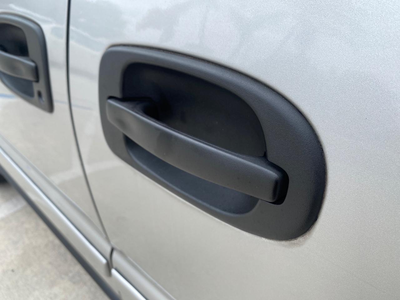 2005 Saturn Relay Relay 2 VAN LOW MILES 64,057 1 OWNER Pompano Beach FL