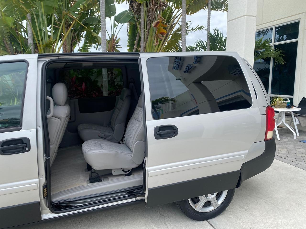 2005 Saturn Relay Relay 2 VAN LOW MILES 64,057 1 OWNER Pompano Beach FL