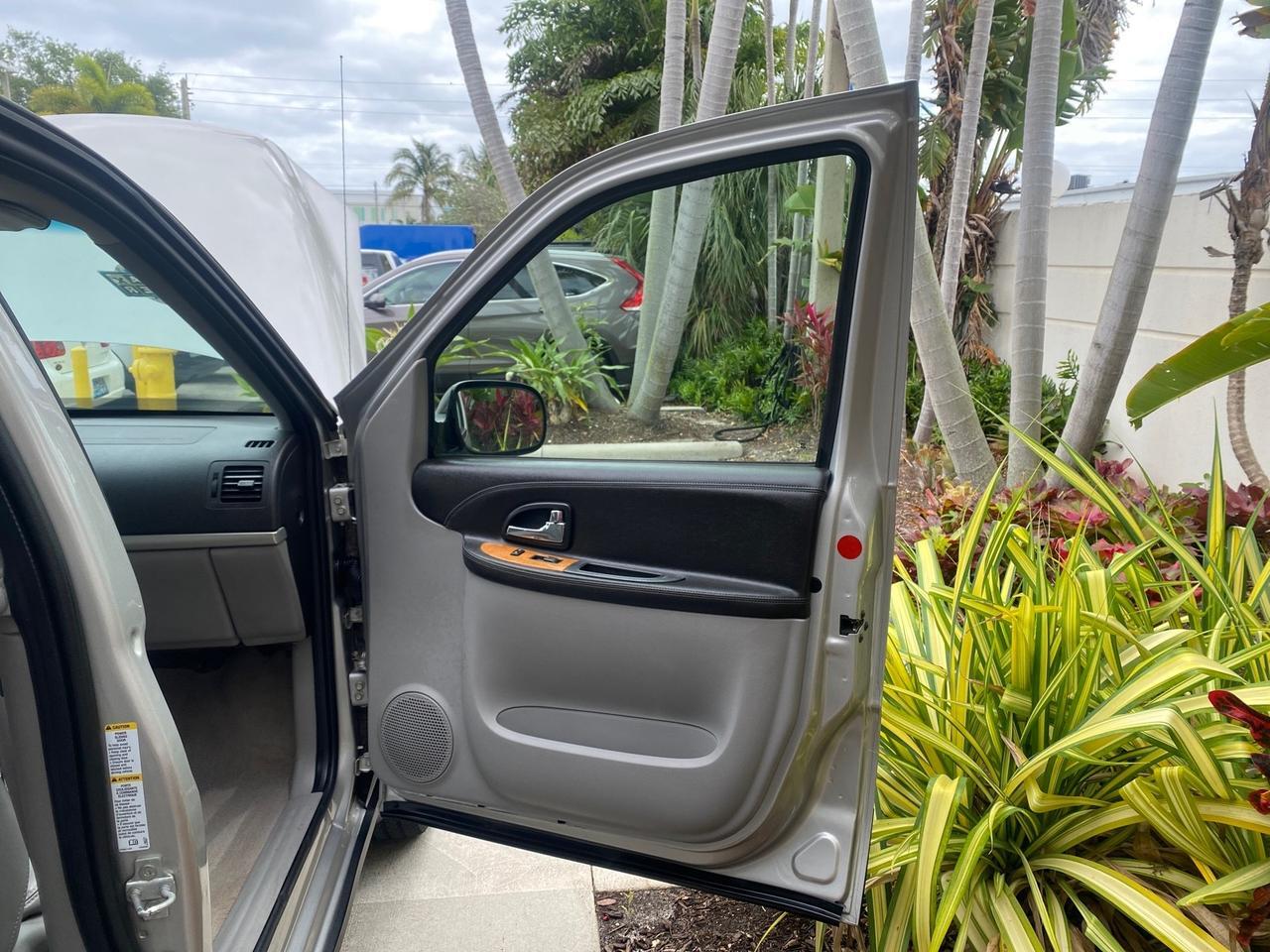2005 Saturn Relay Relay 2 VAN LOW MILES 64,057 1 OWNER Pompano Beach FL