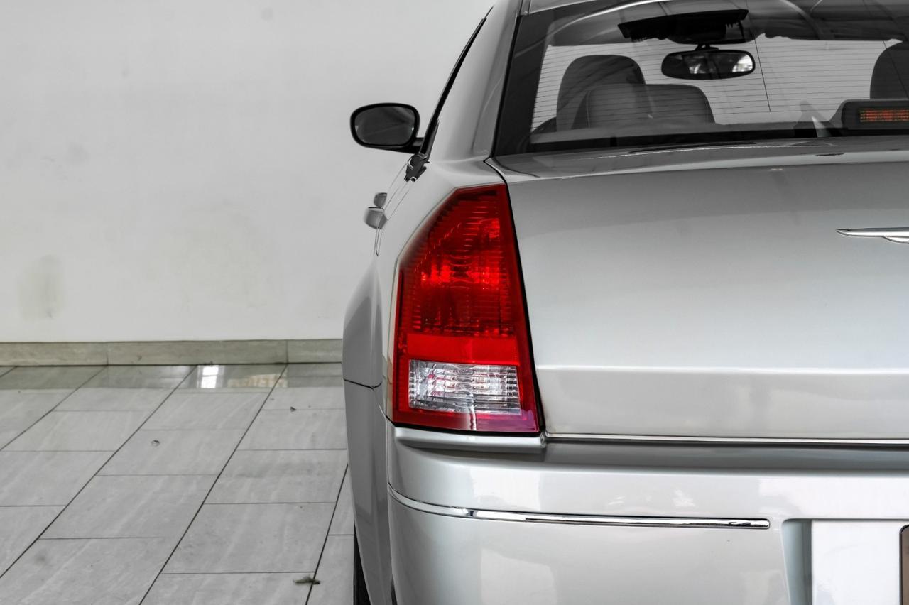 2006 Chrysler 300 TOURING NAVIGATION SUNROOF LEATHER HEATED SEATS DUAL POWER SEATS Carrollton TX