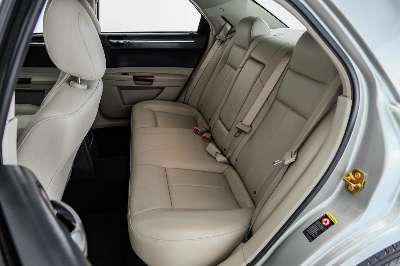 2006 Chrysler 300 TOURING NAVIGATION SUNROOF LEATHER HEATED SEATS DUAL POWER SEATS Carrollton TX