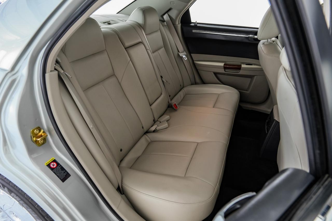 2006 Chrysler 300 TOURING NAVIGATION SUNROOF LEATHER HEATED SEATS DUAL POWER SEATS Carrollton TX