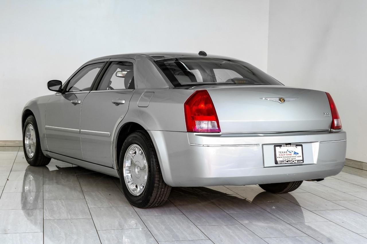 2006 Chrysler 300 TOURING NAVIGATION SUNROOF LEATHER HEATED SEATS DUAL POWER SEATS Carrollton TX