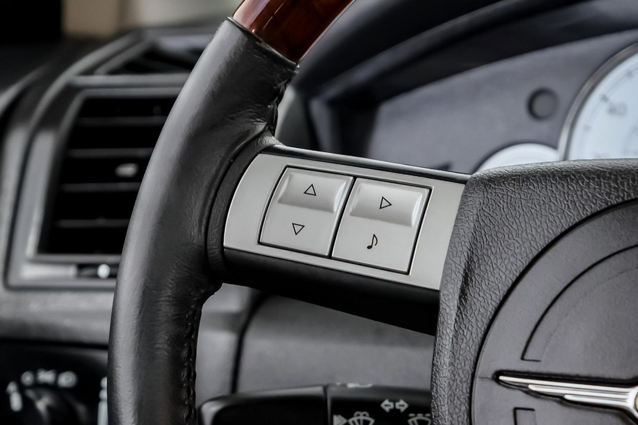 2006 Chrysler 300 TOURING NAVIGATION SUNROOF LEATHER HEATED SEATS DUAL POWER SEATS Carrollton TX