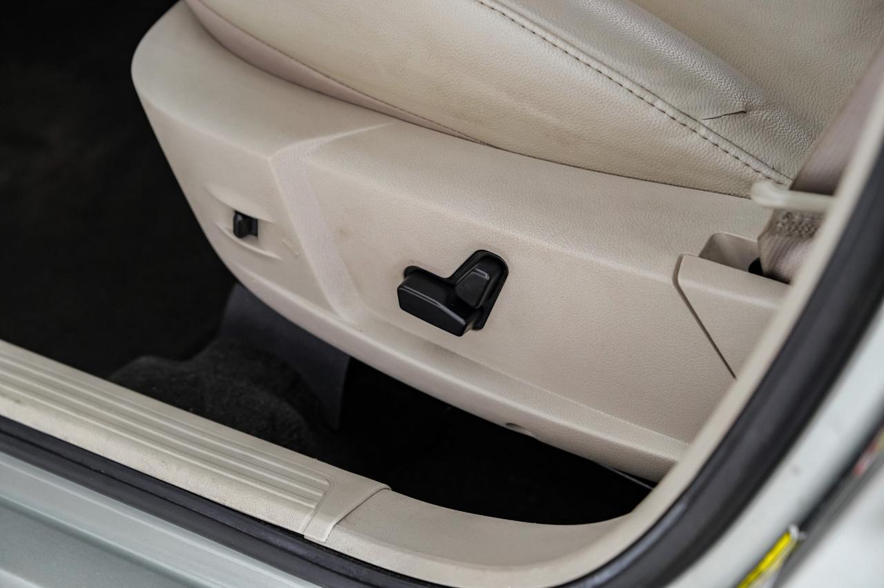 2006 Chrysler 300 TOURING NAVIGATION SUNROOF LEATHER HEATED SEATS DUAL POWER SEATS Carrollton TX