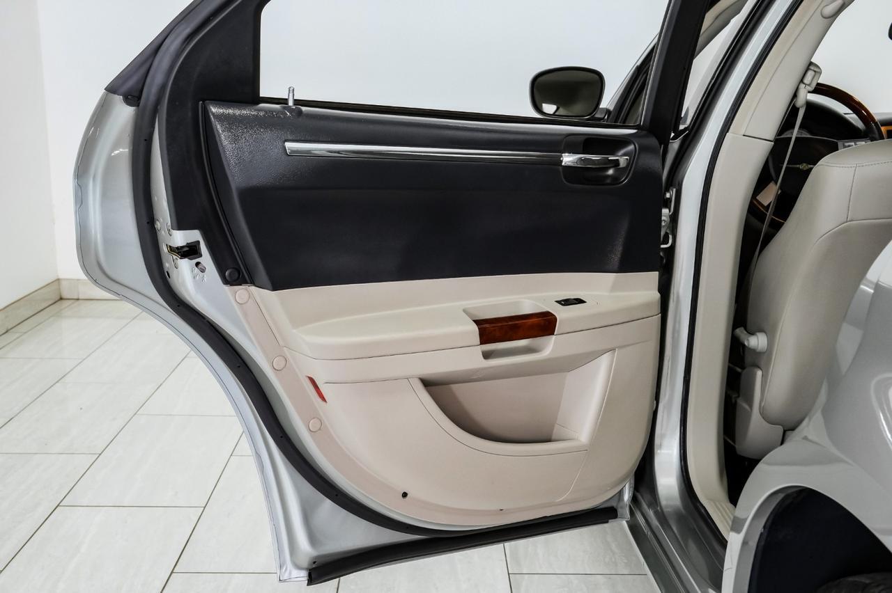 2006 Chrysler 300 TOURING NAVIGATION SUNROOF LEATHER HEATED SEATS DUAL POWER SEATS Carrollton TX