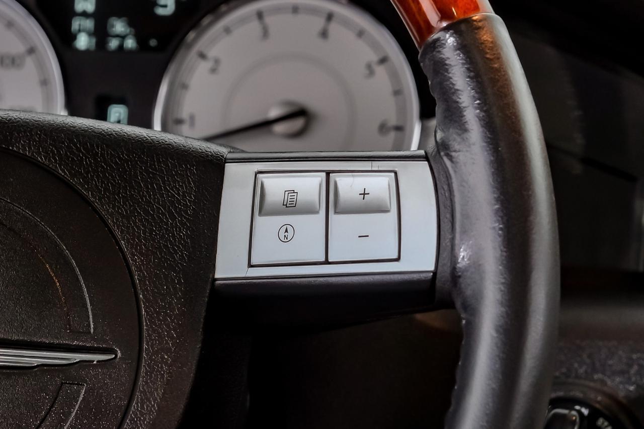 2006 Chrysler 300 TOURING NAVIGATION SUNROOF LEATHER HEATED SEATS DUAL POWER SEATS Carrollton TX