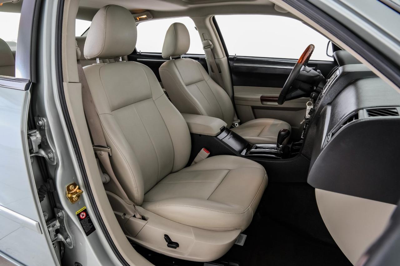 2006 Chrysler 300 TOURING NAVIGATION SUNROOF LEATHER HEATED SEATS DUAL POWER SEATS Carrollton TX