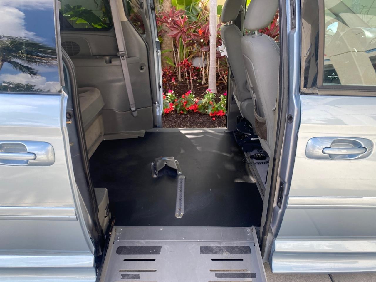 2006 Chrysler T&C BRAUN ENTERVAN HANDICAP LOW MILES 64,097 Pompano Beach FL