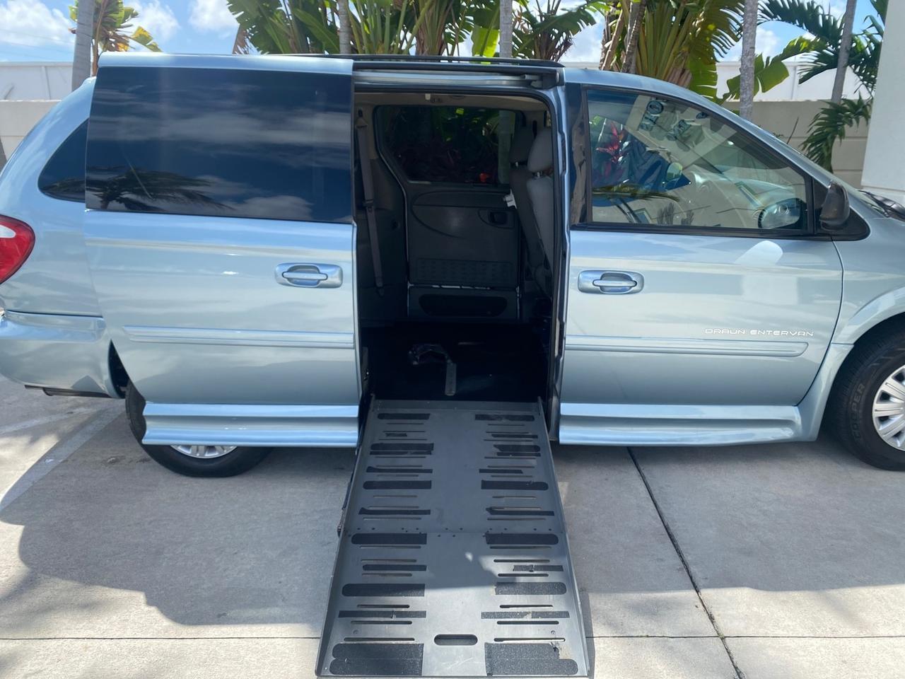 2006 Chrysler T&C BRAUN ENTERVAN HANDICAP LOW MILES 64,097 Pompano Beach FL
