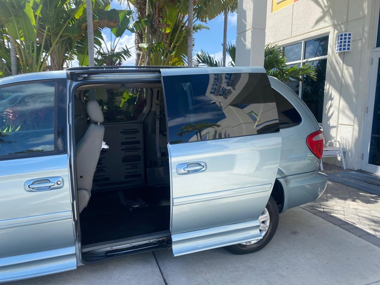 2006 Chrysler T&C BRAUN ENTERVAN HANDICAP LOW MILES 64,097 Pompano Beach FL