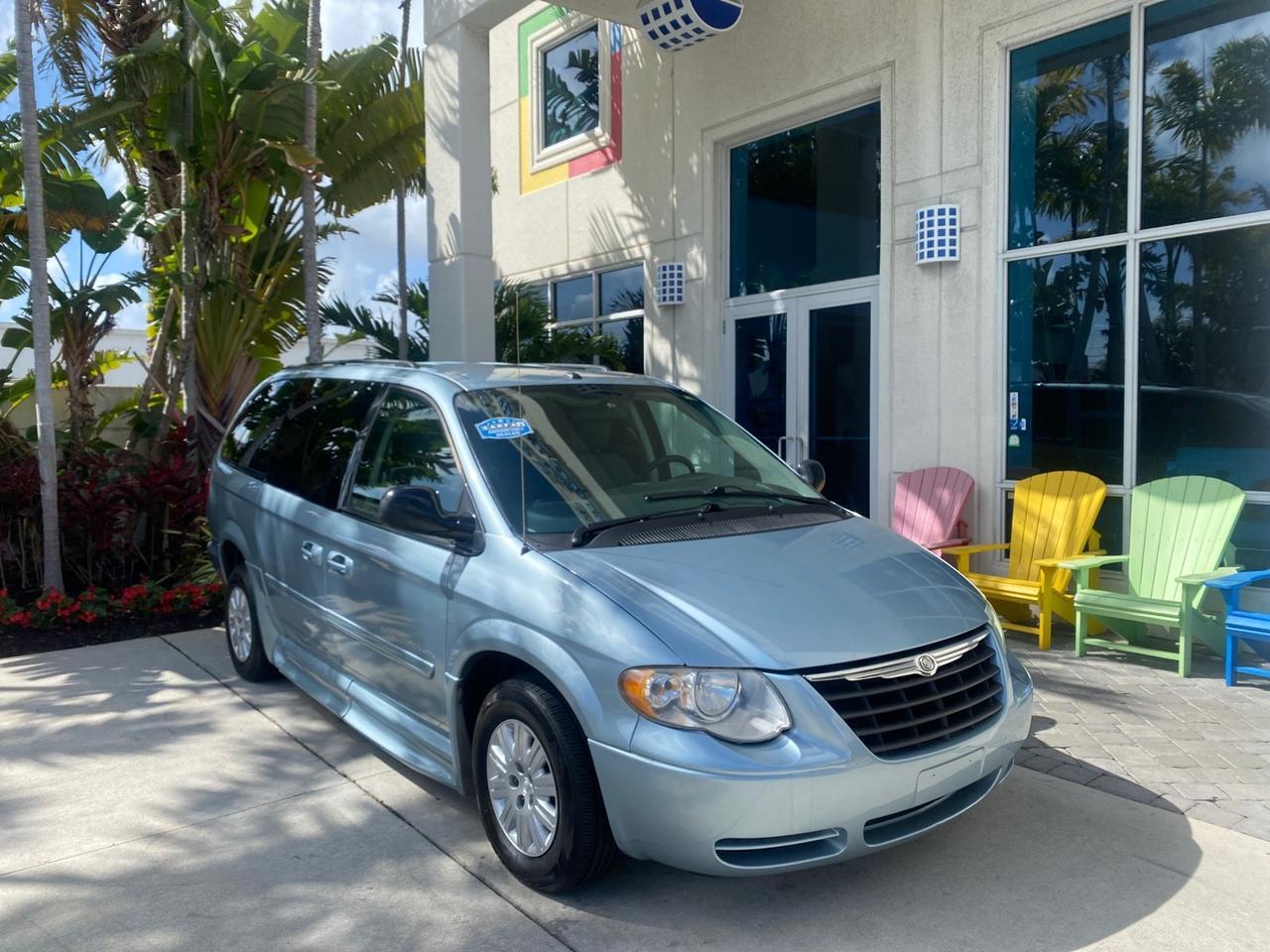 2006 Chrysler T&C BRAUN ENTERVAN HANDICAP LOW MILES 64,097 Pompano Beach FL