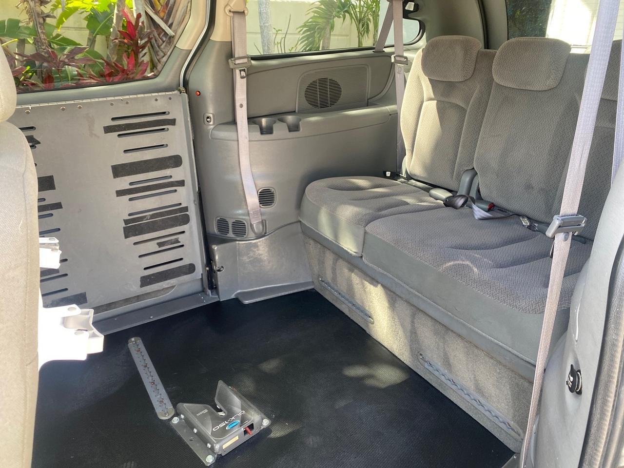 2006 Chrysler T&C BRAUN ENTERVAN HANDICAP LOW MILES 64,097 Pompano Beach FL