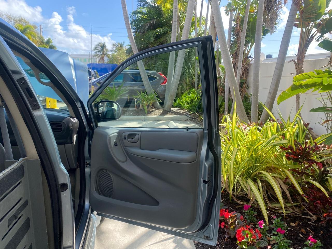 2006 Chrysler T&C BRAUN ENTERVAN HANDICAP LOW MILES 64,097 Pompano Beach FL