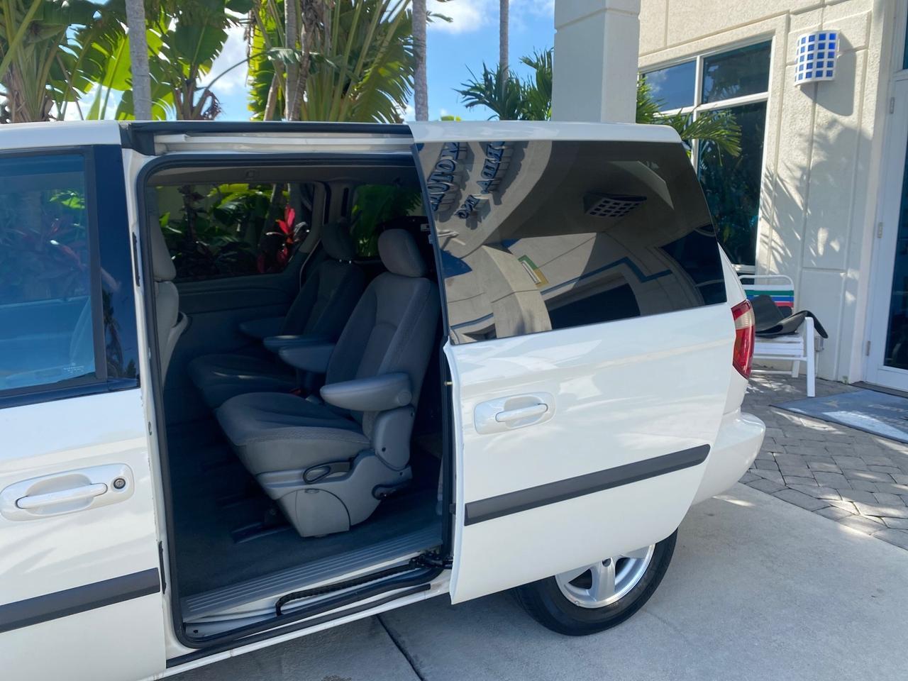 2006 Dodge Caravan SXT LOW MILES 28,367 1 OWNER HANDICAP LIFT Pompano Beach FL