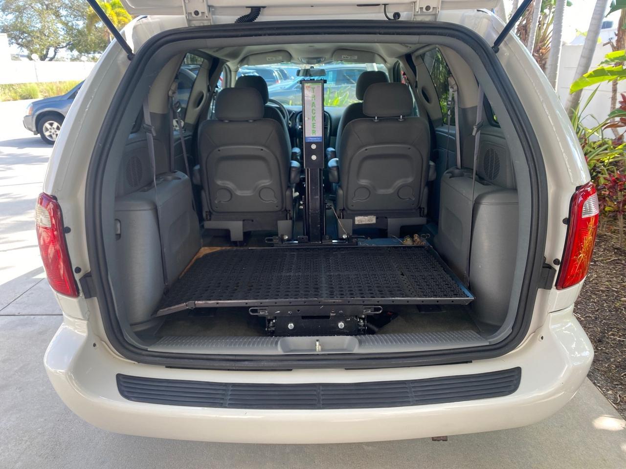 2006 Dodge Caravan SXT LOW MILES 28,367 1 OWNER HANDICAP LIFT Pompano Beach FL