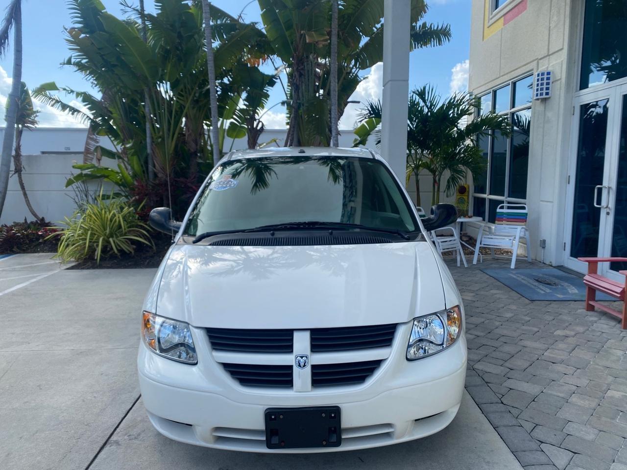 2006 Dodge Caravan SXT LOW MILES 28,367 1 OWNER HANDICAP LIFT