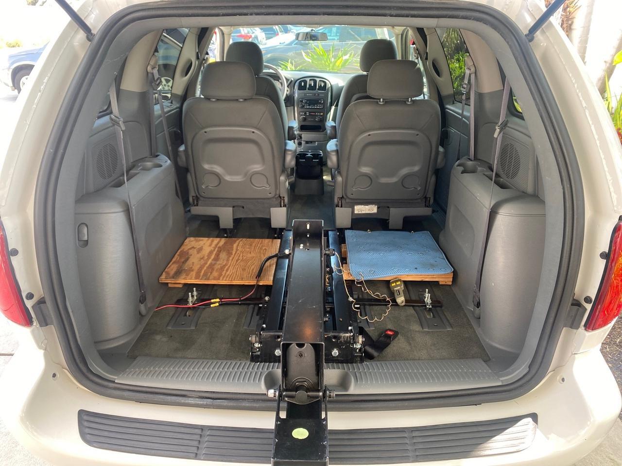 2006 Dodge Caravan SXT LOW MILES 28,367 1 OWNER HANDICAP LIFT Pompano Beach FL