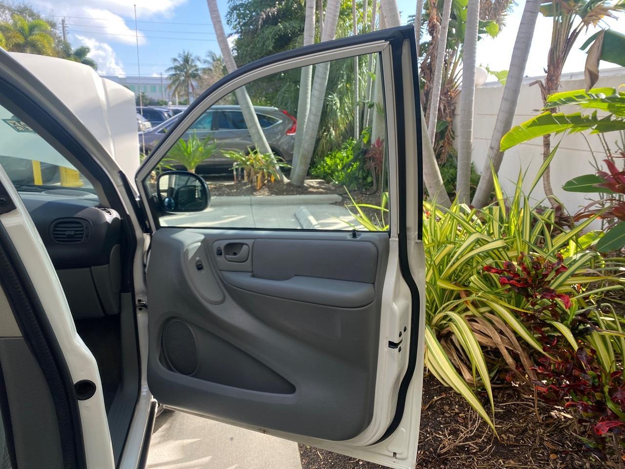 2006 Dodge Caravan SXT LOW MILES 28,367 1 OWNER HANDICAP LIFT Pompano Beach FL